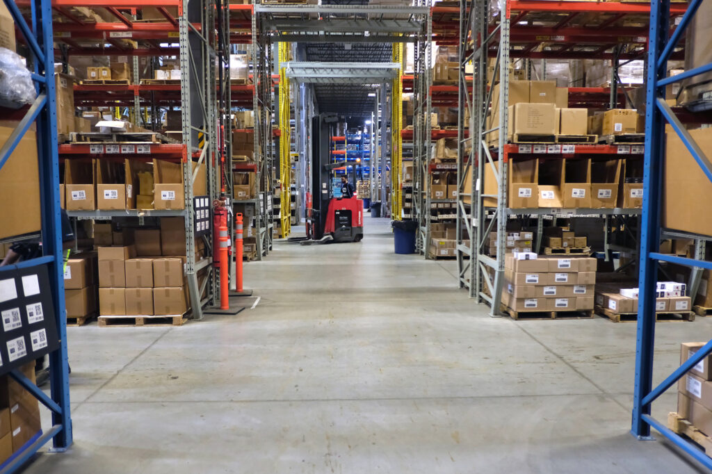 Should you manage everything in-house or partner with a Third-Party Logistics (3PL) provider? Read more on 3PL vs order Fulfillment!